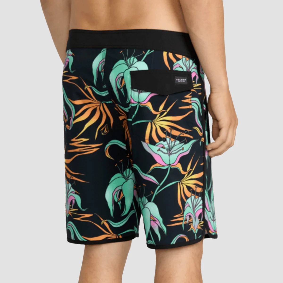 Volcom Infuse Scallop Mod 19" Boardshorts Black Green - Image 2